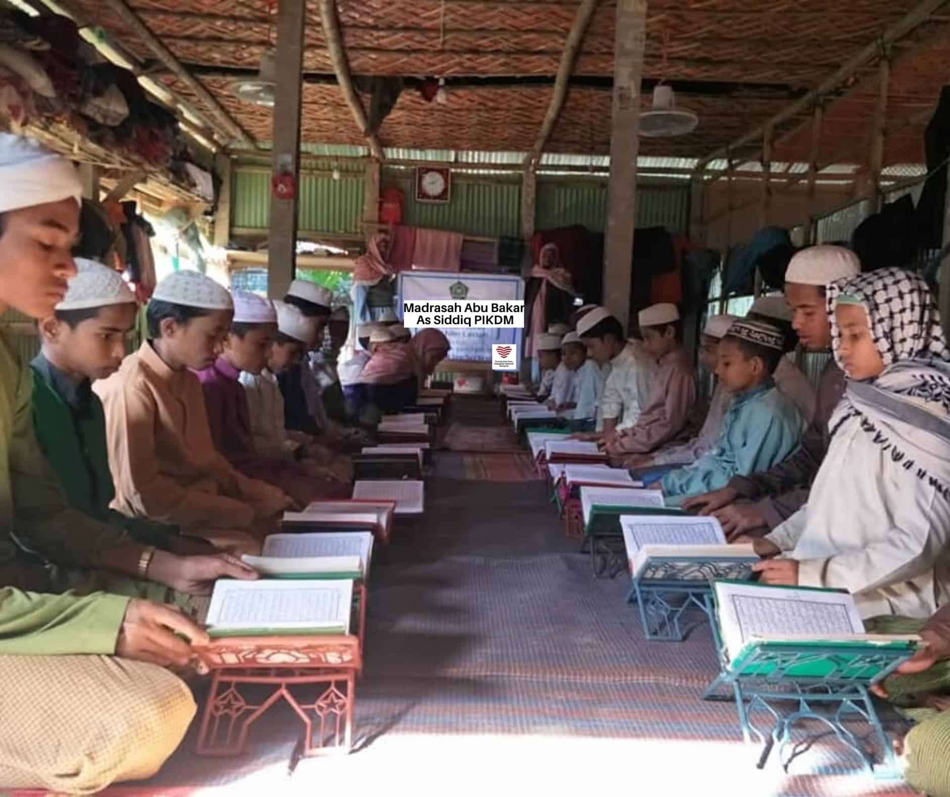 Membantu Penuntut Ilmu