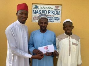 Read more about the article Serahan Gaji buat Guru/Imam Madrasah PIKDM di Ibadan Nigeria