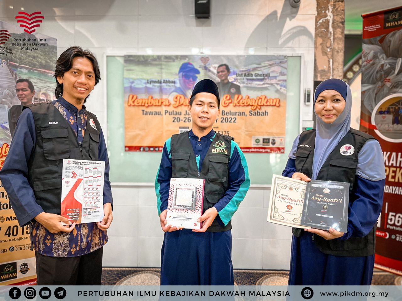 Serahan 200 Naskah Buku Tajwid & 100 Quran Al Riyadh Perkata Kepada Wakil Siak MHAM