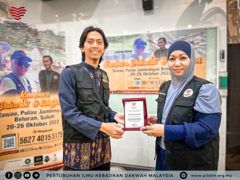 Serahan 200 naskah buku tajwid & 100 Quran Al Riyadh - 2