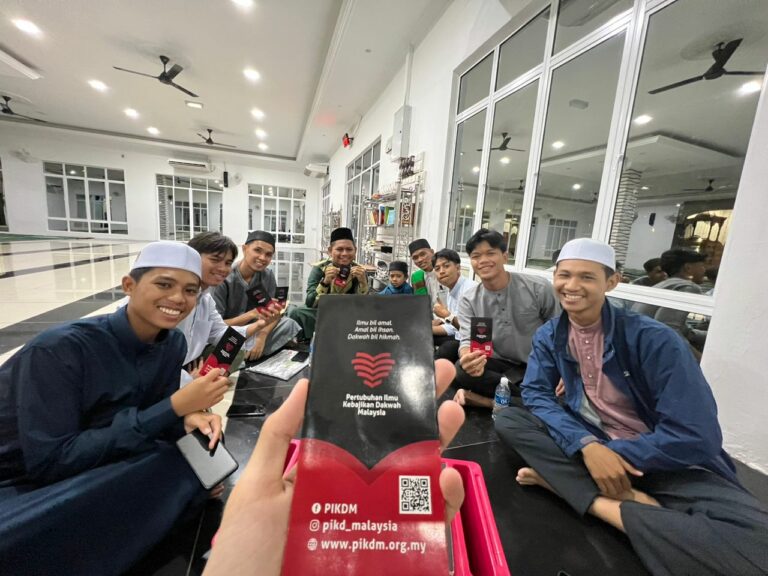 Serahan saguhati bulan Januari kepada 8 orang guru MTQWU - 1