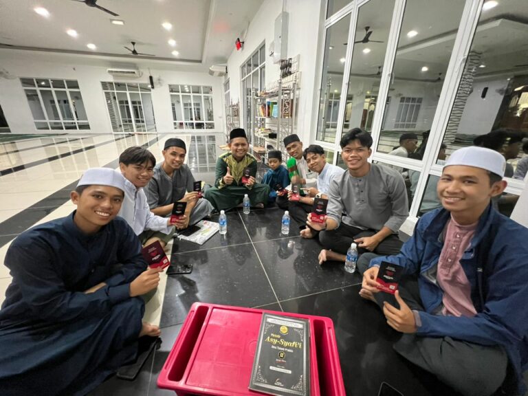 Serahan saguhati bulan Januari kepada 8 orang guru MTQWU - 2