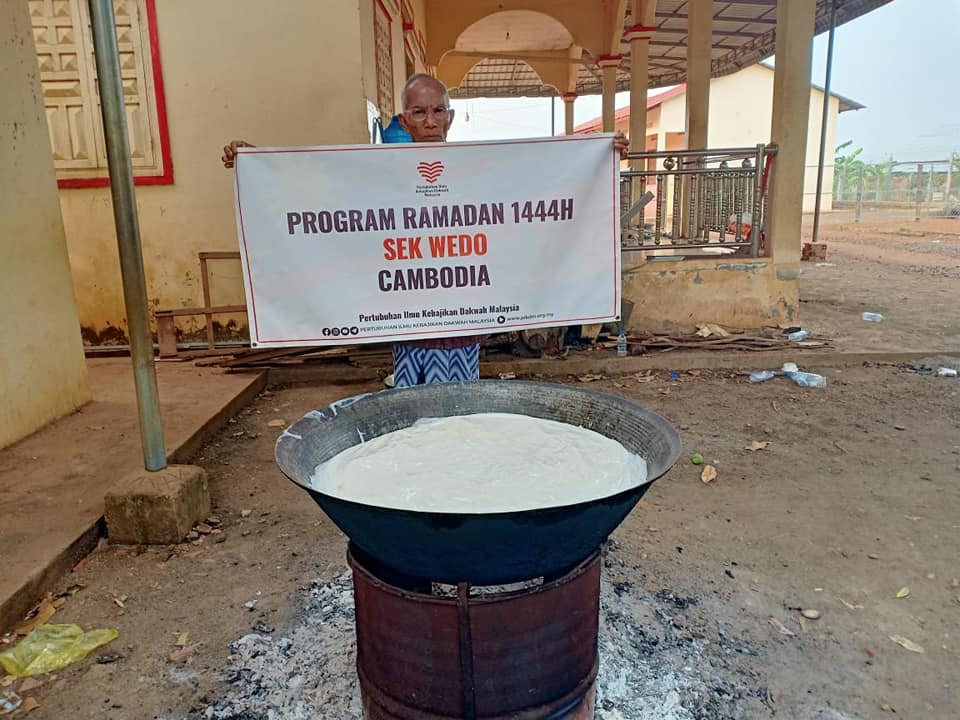 Seramai 100 Orang Penduduk Miskin Kg Phum Thmey Diraikan Jamuan Iftar Tajaan Pikdm Di Perkarangan Kantin Sek Wedo