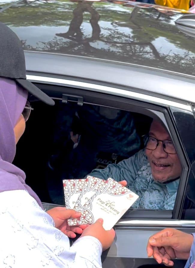 Cenderahati zikir pagi petang terbitan PIKDM kepada PMX Dato Seri Anwar Ibrahim di Putrajaya (1)