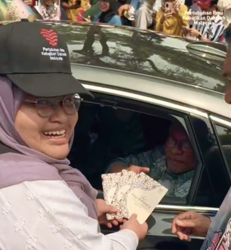 Cenderahati zikir pagi petang terbitan PIKDM kepada PMX Dato Seri Anwar Ibrahim di Putrajaya (3)