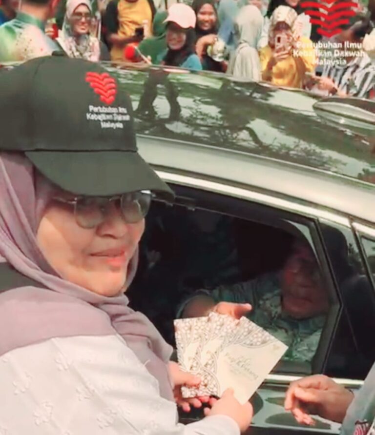 Cenderahati zikir pagi petang terbitan PIKDM kepada PMX Dato Seri Anwar Ibrahim di Putrajaya (4)