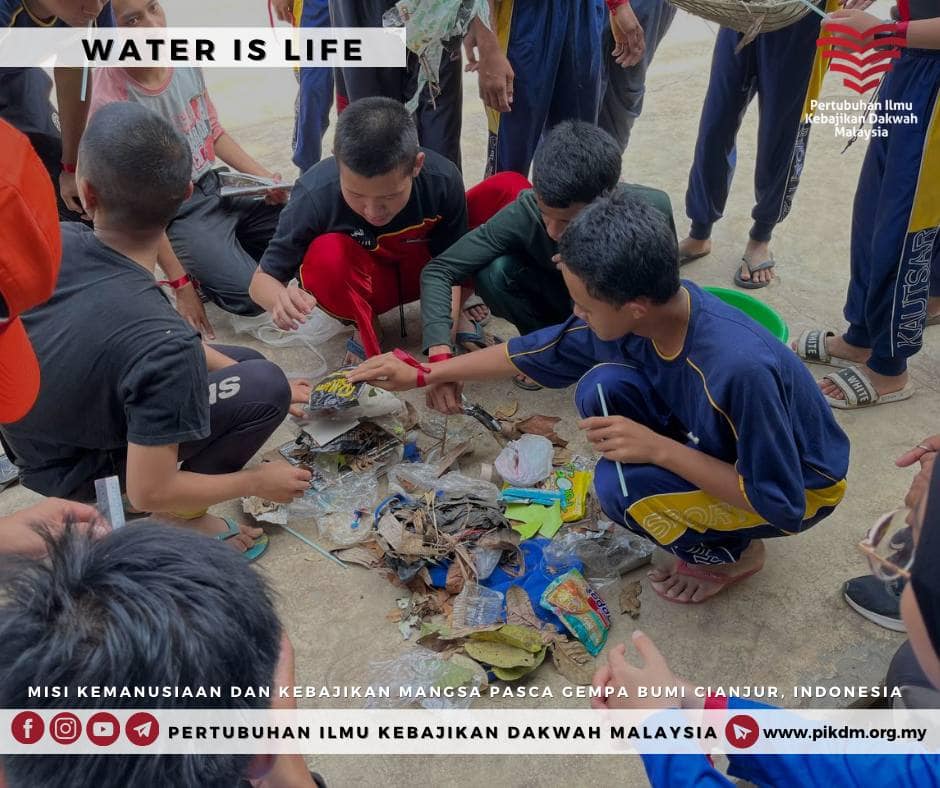Boneka Hidup & ‘Water is Life’