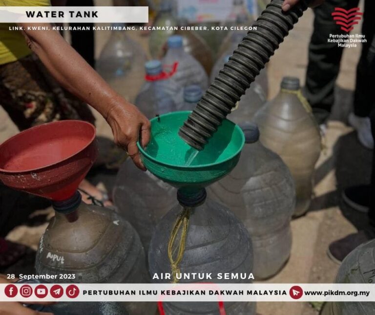 Sumbangan Air Bersih 1 Lori Tangki Watertank Untuk 100 Keluarga Di Chilegon Banten (25)