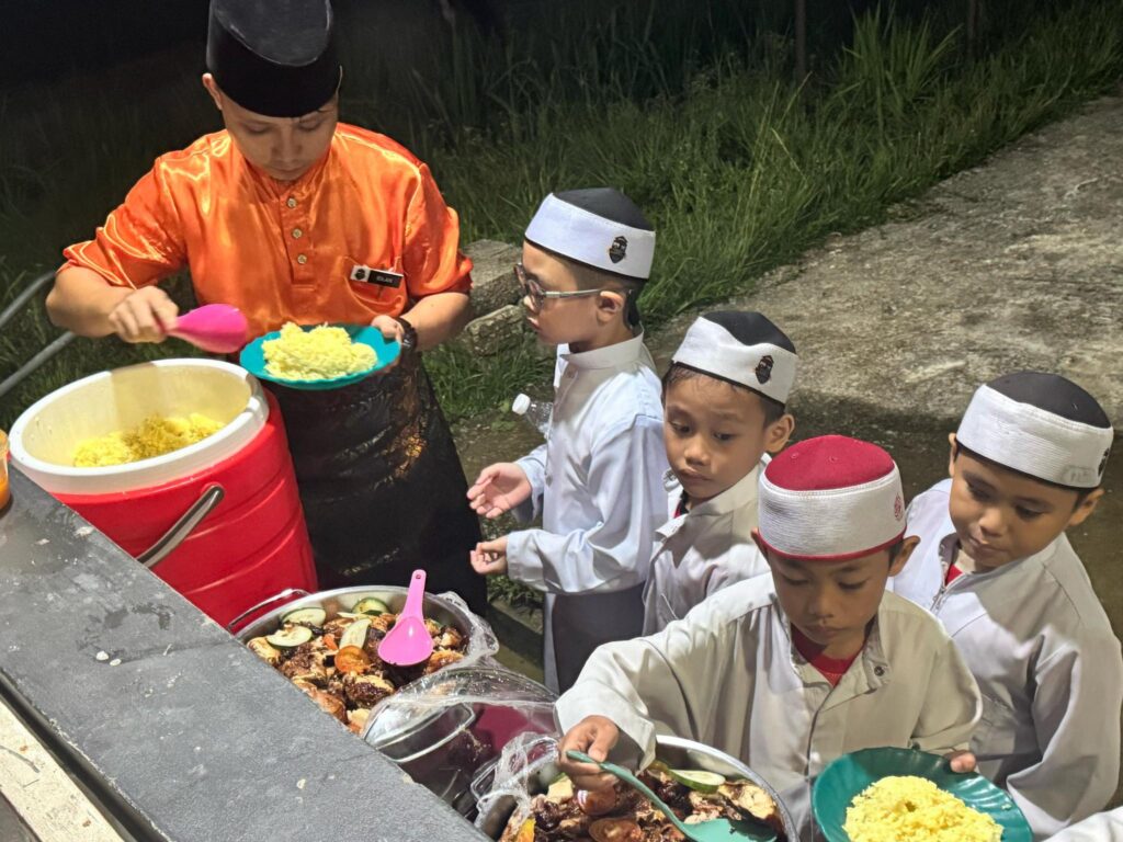 Laporan program iftar ramadan 1446h sekolah agama rakyat al fareed beluran sabah 2 (9)