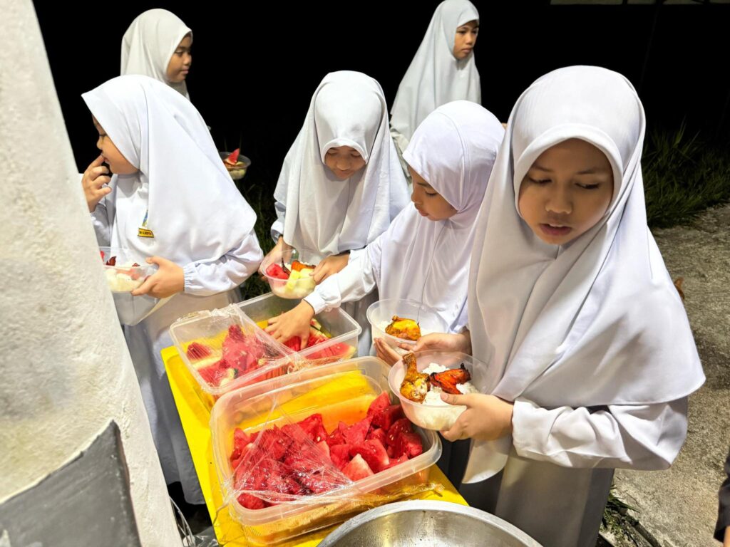Laporan program iftar ramadan 1446h sekolah agama rakyat al fareed beluran sabah (7)