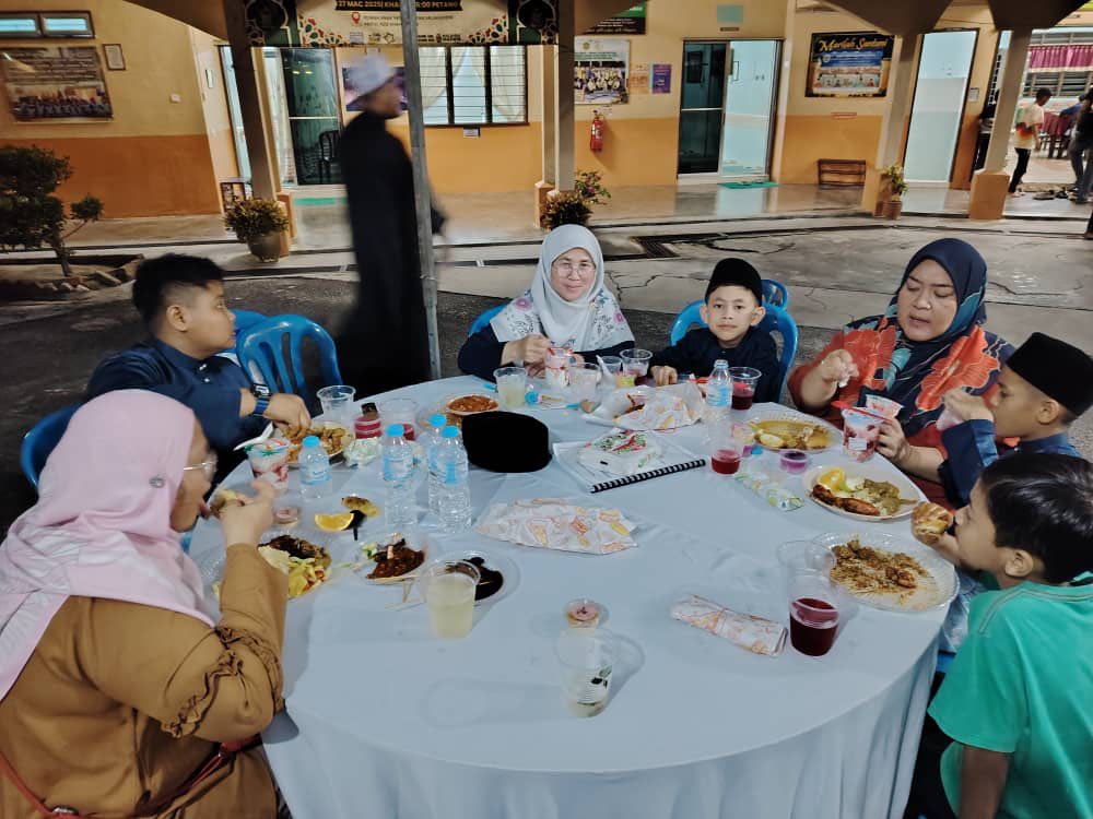 Laporan agihan iftar pek di rumah anak yatim sultan salahuddin abdul aziz shah (raysas) melaka (10)