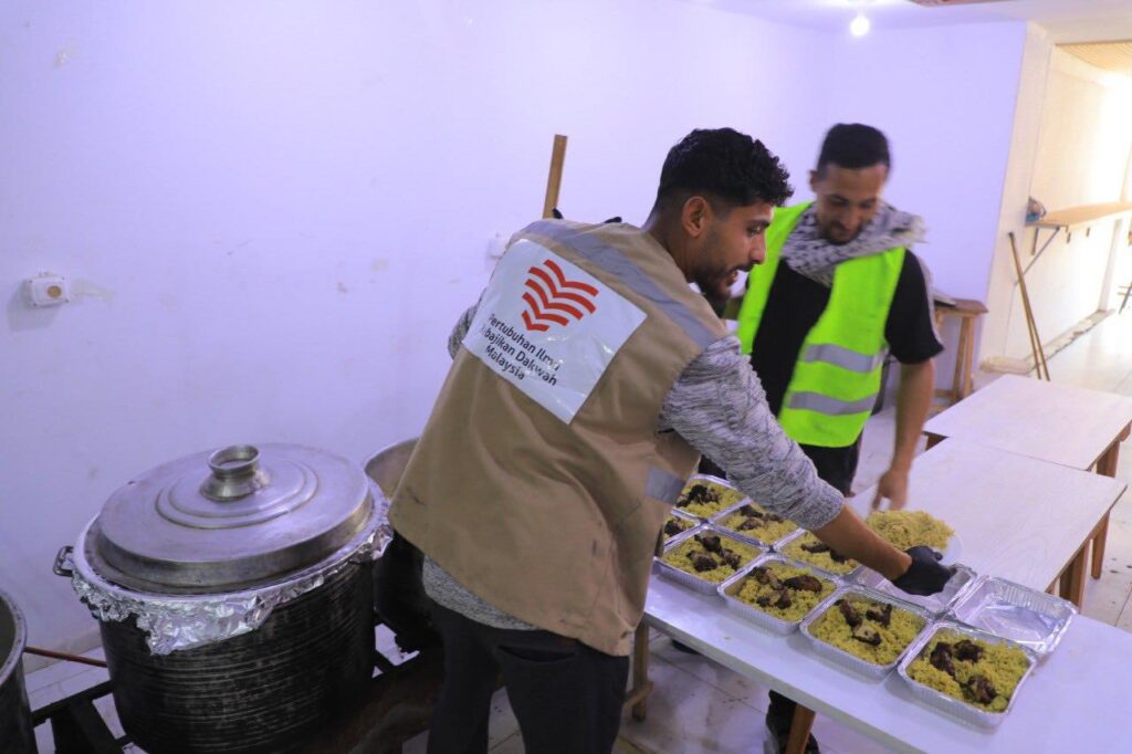 Laporan pengagihan iftar pek kepada rakyat gaza palestin (9)