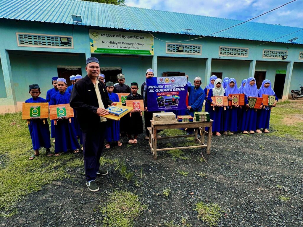 Projek set wakaf al quran dan rehal (2)