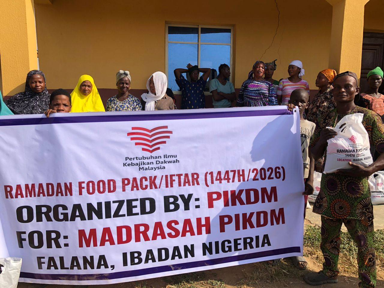 Agihan 100 Pek Komuniti Madrasah PIKDM Falana Ibadan Nigeria (1)