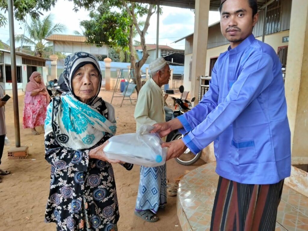 Agihan Iftar Pek Asnaf Komuniti Kg Phum Thmey Cambodia (6)